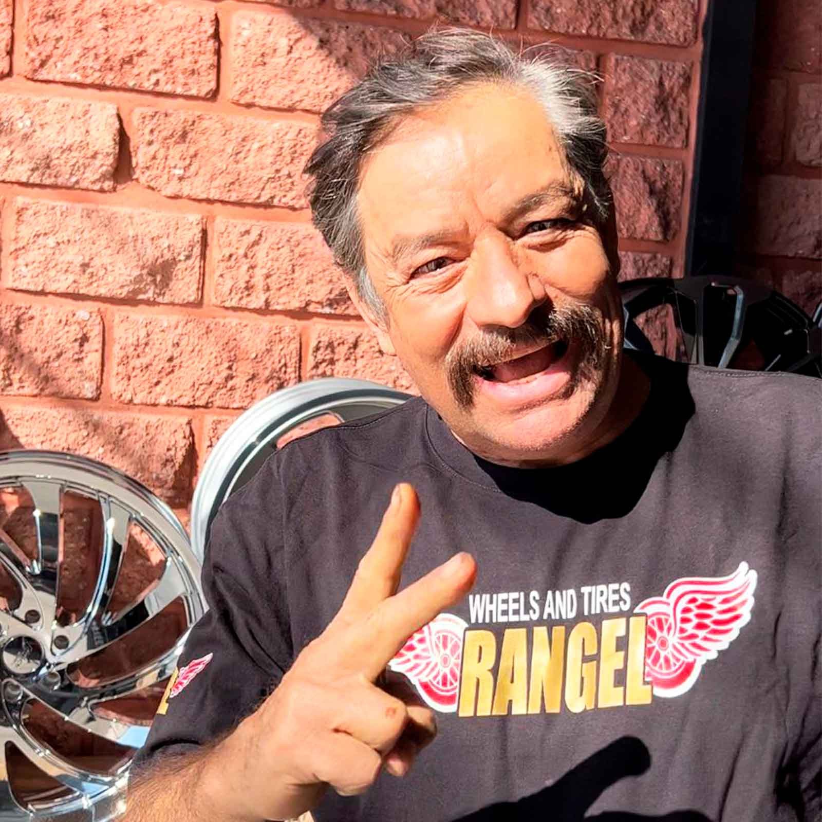 Personalidades de la industria automotriz: Martín Vaca de Mexicánicos Visita Llantas y Rines Rangel